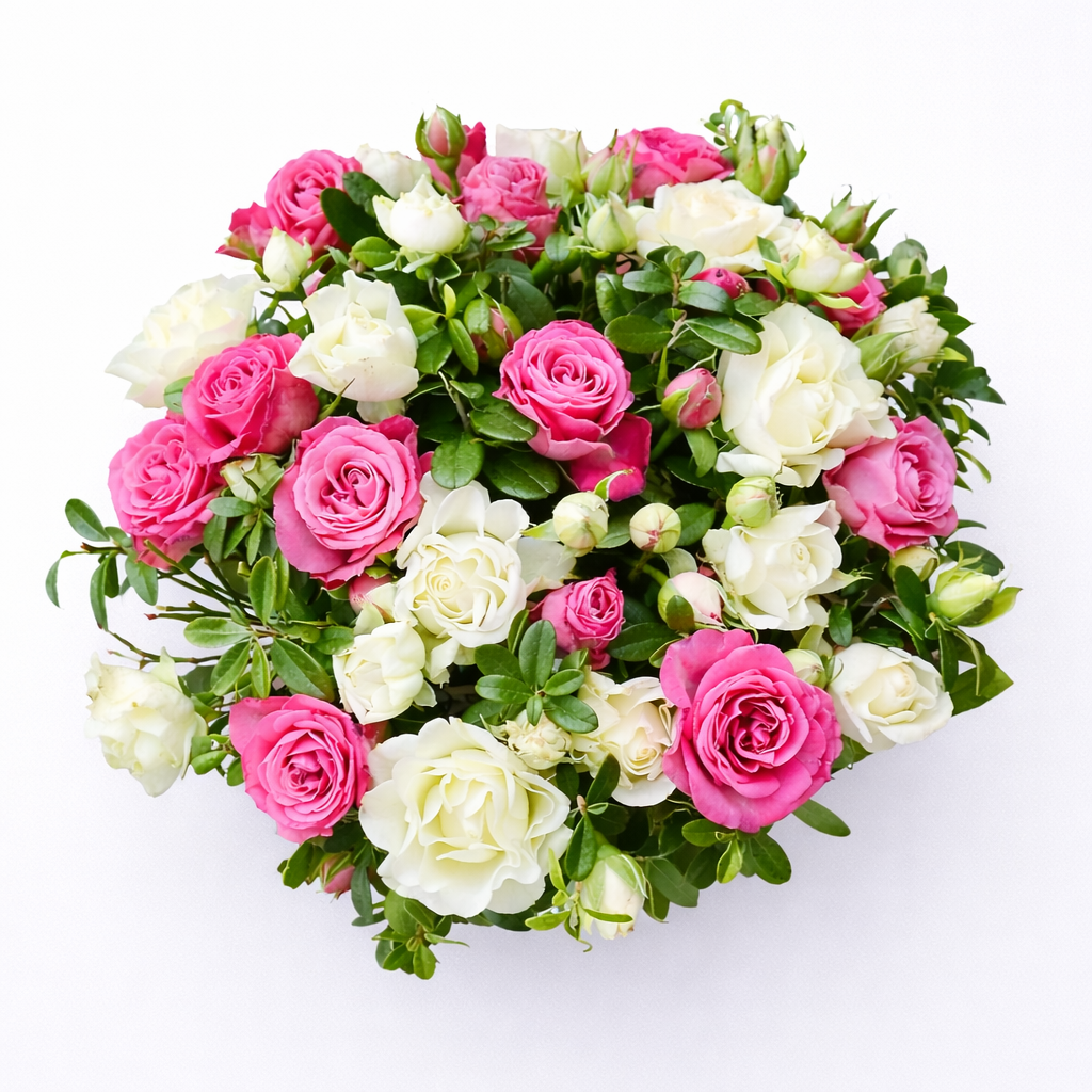 Detalle familiar Ramo de flores con rosas rosas y flores blancas sobre fondo blanco