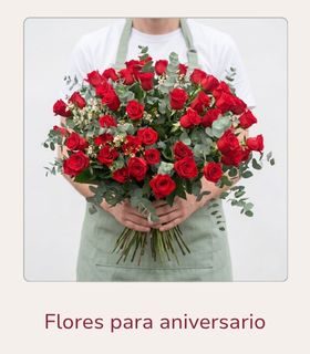 Rosas rojas para aniversario Ramo de rosas rosas rojas de tallo largo sostenido con ambas manos por una persona.
