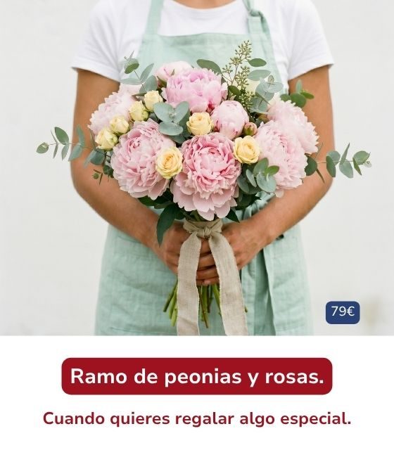 Ramo de peonías y rosas Ramo de peonías rosadas y rosas claras con hojas verdes, sostenido con ambas manos por una persona.