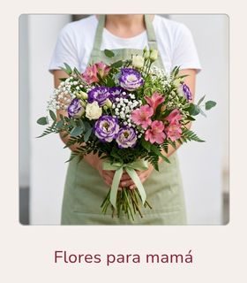Ramos de flores para mamá. Ramo de flores variado en colores rosa, morado y blanco sostenido por una florista con ambas manos.