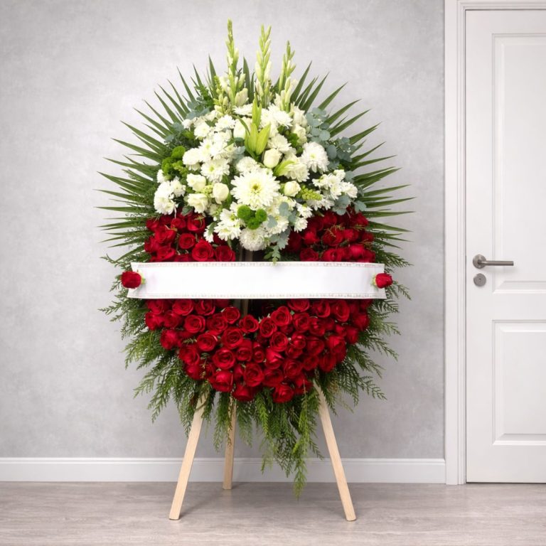 Corona para funeral de rosas rojas Corona para funeral de rosas rojas naturales