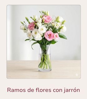 Ramo de flores con jarrón. Ramo de lisianthus y paniculata en colores blanco y rosa, colocado en un jarrón encima de una mesa clara.