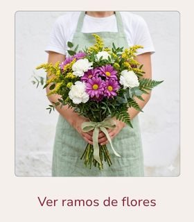 Ramos de flores. Ramo de flores variadas en tonos blancos, morados y amarillos sostenido con ambas manos